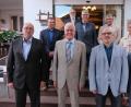Bild: usc
Sie stehen für ein Jahr an der Spitze des Lions-Clubs Amberg. Vorne von links Frank Mitschke, Präsident Klaus-Peter Kohl, Andreas Aßmuth und Armin Müller. Dahinter von links: Andreas Herrmann, Peter Seidl, Hans Bäumler, Martin Belmer und Karlheinz Müller.