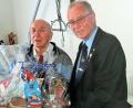 Bild: hcz
Vorsitzender Peter Ertl (rechts) gratulierte Andreas Enslein, einem der ältesten "7er"-Kameraden, zum 90. Geburtstag.