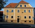 Bild: do
Sanierung oder Neubau des Schulgebäudes? Auf Antrag der CWG-Fraktion beschäftigt sich der Marktgemeinderat Kirchenthumbach in einer Sondersitzung einmal mehr mit diesem Thema. Auch das Elisabethenheim ist dabei noch nicht abgeschrieben. Beim Bürgerentscheid sprach sich eine klare Mehrheit für den Erhalt und eine zukunftsfähige Nutzung der Räumlichkeiten aus