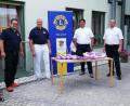 Bild: Lions-Club Neustadt
Die Neustädter Lions überreichen für Senioren in den Heimen Tablets an das BRK mit (von links) Heimleiterin Michaela Heldwein-Keim, dem damaligen Lions-Präsidenten Yul Regler, dem Kabinettsbeauftragten Senioren Christian Kick, Kreisgeschäftsführer Sandro Galitzdörfer und dem BRK-Referenten für Pflege Andreas Wöhrl.