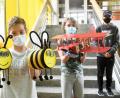 Bild: Gabi Schönberger
Die Bienchen von Matteo Böhm siegten vor dem Flugzeug von Jan-Nicolas Reil und dem Insektenhotel von Maximilian Scheirer, das bereits im Garten hängt (von links).
