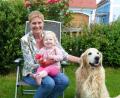 Bild: jp
Die 65. Jährige Jubilarin Monika Breunig mit ihrer jüngsten Enkelin Elisabeth und ihrem treuen Hund Leo, der beide mit Argusaugen bewacht.