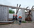 Archivbild: Daniel Karmann/dpa
Feuerwehrmänner begutachten am 29.05.2015 in Ohausen bei Freystadt (Landkreis Neumarkt) ein Gebäude, welches durch eine Windhose beschädigt wurde.