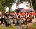Bild: tkr
Lange musste die neue Tracht der Teunzer Blaskapelle im Schrank bleiben. Das Johannisfeuer der Jugendfeuerwehr wwar der erste Anlass, um sich im neuen Outfit zu präsentieren.