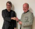 Bild: Lions-Club/exb
Christoph René Holler (links) übernahm das Amt des Präsidenten des Lions-Clubs Marktredwitz-Fichtelgebirge von Severin Wejbora (rechts).