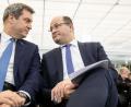 Symbolbild: Daniel Karmann
Heimatminister Albert Füracker (CSU) sitzt neben Markus Söder (CSU).