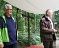 Bild: hzi
Manfred Schaller, (links) der Vorsitzende des Kapellenvereins Heinersreuth, heißt zur Jahreshauptversammlung unter freiem Himmel auch Bürgermeister Jürgen Kürzinger willkommen.