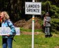Bild: Maria Oberleitner/exb
Sofia Mindel und Max Hegner als Wanderin und Grenzsoldat im Stück "Durch den Grenzwald zu den Granitriesen".