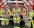 Bild: nza
Mitglieder der Feuerwehr Krummennaab mit den überreichten Geschenken.