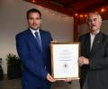 Bild: bey
Bürgermeister Sebastian Hartl (links) überreicht seinem Vorgänger Karl-Heinz Preißer die Ernennungsurkunde zum Altbürgermeister.