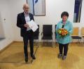Bild: ibj
Für 25 Jahre im Marktgemeinderat dankte Bürgermeister Bernhard Lindner (links) Brigitte Trummer mit einer Urkunde und einem Blumenstrauß.