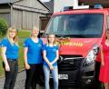 Bild: bjp
"Ingrid" heißt das neue Einsatzfahrzeug der Feilersdorfer Feuerwehr: Ingrid Heim (im roten Kleid) übernimmt das Amt der Fahrzeugbraut.