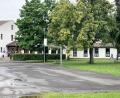 Bild: stg
Auf dieser Fläche in unmittelbarer Nähe der Grund- und Mittelschule soll der Kubus mit Flachdach errichtet werden.