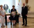Bild: wlr
Pfarrer Heribert Englhard und Jörg Frenzel (rechts) und Maria Smola (links) für den Pfarrgemeinderat danken Mesnerin Lina Eggmeier für ihr unermüdliches Engagement, das sie seit vielen Jahren in ihrer bescheidenen und liebenswürdigen Art in den Dienst der Kirche stellt.