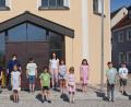 Bild: wee
Mit einer Spende in Höhe von 600 Euro unterstützen die Kommunionkinder der Pfarrei St. Anna Wernberg die Arbeit des Kinderpalliativteams Ostbayern. Unser Bild zeigt die Kinder zusammen mit Kinderkrankenschwester Karin Borchers und Elternvertreterin Kerstin Geitner.