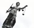 Symbolbild: Arne Dedert
Eine Bronzestatue der römischen Göttin der Gerechtigkeit, Justitia.