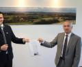 Bild: Hans Prechtl/exb 
Der scheidende Behördenleiter Thomas Gollwitzer (rechts) überreicht dem Landrat anlässlich seines Abschiedsbesuchs die aktuelle Landkreisinformation des Amtes für Ländliche Entwicklung Oberpfalz