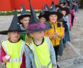Bild: mez
In Zweierreihen ging es beim Hexenausflug für die über 30 jungen Hexen und Zauberer des Herz-Jesu-Kindergartens durch das verwunschene Dorf.