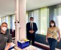 Bild: Landratsamt Wunsiedel/exb
Auftakt zu den Radon-Messungen: Im Bild von links Christian Schwenk von der Firma "ExRadon", Landrat Peter Berek, Eva Bayreuther von der Informationsstelle Radon.