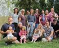 Bild: gis
Das Bild zeigt die ersten Gesellschafter der neuen Tiny-House GmbH mit ihren Familien. Die Gründer Phillipp (von links) und Josephine Sanders mit Tochter Josephine