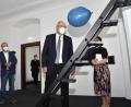 Bild: Petra Hartl
Das staunt der Bezirkstagspräsident Franz Löffler (Zweiter von rechts), was im Luftmuseum alles zu sehen ist. Künstler Willi Koch (links) führte die Offiziellen nach der Urkunden-Übergabe durch die Räume.