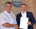 Bild: Markt Eslarn/buc/exb
Bürgermeister Reiner Gäbl gratuliert Georg Würfl zum 40-jährigen Dienstjubiläum.