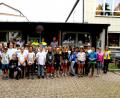 Bild: ds
Die Teilnehmer an der Ausbildung zum Fahrradführerschein mit Lehrerin Elena Pilhofer, Sparkassengeschäftsführer Michael Heinz, Johann Gebhardt von der Verkehrswacht, Rektorin Birgit Molitor, den Polizisten Stefan Schwarz und Philipp Böhme sowie Bürgermeister Peter Achatzi (hintere Reihe von links).