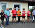 Bild: jma
Eine junge Hürdenläuferin und zwei Speerwerfer werden als Oberpfalzbeste 2020 vom Förderverein der Oberpfälzer Leichtathletik gewürdigt. Im Bild stellvertretende Bezirksvorsitzende Hannelore Ott, Bezirksvorsitzender Josef Zwickenpflug, Klaus Meier, Paul Pöhlmann, Fördervereinsvorsitzende Annette Karl, Lukas Wiedemann, Lea Kreutzer, Bürgermeister Marcus Gradl und Michael Brüchner vom SC Eschenbach.