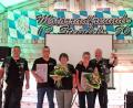 Bild: jma
Zweiter Vorsitzender Mario Schneider ehrt Erwin Hermann mit Frau Silvia und Alex Winter mit Frau Doris.