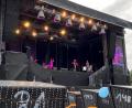 Bild: stg
In schwarzen Strandkörben verfolgten die Festival-Besucher den Auftritt der "Troglauer".