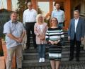 Bild: gf
Die CSU-Bundestagskandidatin Susanne Hierl stellt sich in Poppenricht dem neu gewählten CSU-Vorstand vor (von links): Horst Pongratz, Reiner Hoffmann, Nicki Wendl-Willerich, Susanne Hierl, Tobias Lorenz, Hubert Siegert und Hermann Böhm.