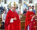Bild: njn
74 Jugendliche erhielten dieses Jahr ihre Firmung in der Stadtpfarrkirche in Erbendorf. Begleitet wurde die Veranstaltung von Weihbischof Josef Graf (von links) und Pfarrer Martin Besold.