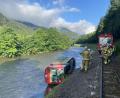 Bild: FREIWILLIGE FEUERWEHR TAMSWEG/APA/dpa
Ein Waggon eines Regionalzugs liegt in der Mur.