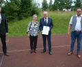 Bild: jr
Mit dem Ehrentitel Altbürgermeister und der Silbernen Bürgermedaille der Gemeinde Pechbrunn wurde Ernst Neumann (Zweiter von rechts) ausgezeichnet. Es gratulierten Ehefrau Theresia, Bürgermeister Stephan Schübel (rechts) und Zweiter Bürgermeister Josef Hollmann.