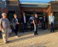 Bild: amö
Die Markträte vor dem Dokumentationszentrum Hinterglas mit Maria Baumer und Bürgermeisterin Sonja Meier (von links)