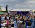 Bild: uz
"Abba Explosion" begeistern die Besucher der Weidener Sommer-Serenade.