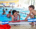 Bild: Jörg F. Müller / DRK / exb
Kinder, die jetzt im richtigen Alter für einen Schwimmkurs wären, kommen in Weiden und im Landkreis Neustadt/WN seit zwei Jahren nur selten zum Zug. Es fehlt an ausreichend Kapazitäten in den Bädern – oder diese sind gleich ganz geschlossen.