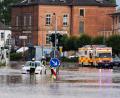 Bild: Nicolas Armer/dpa
Teile des Ortskerns von Ansbach stehen durch die starken Regenfälle unter Wasser. Insbesondere im Süden Deutschlands ist es am Freitag zu zahlreichen wetterbedingten Notfällen und Einsätzen von Polizei und Feuerwehr gekommen.