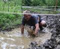 Bild: mfh
Knapp 250 Teilnehmer und Wasser von oben und unten: Beim Geländelauf von Rats-Runners und Schlackenverein in Siebeneinchen blieb keiner der 250 Teilnehmer trocken und sabuer.