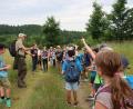 Bild: Grundschule Plößberg/exb
Eine Exkursion führte die Kinder der Grundschule Plößberg ins FFH-Gebiet Altglashütte. Als sachkundiger Führer stand Naturpark-Ranger Heiko Hofmann Rede und Antwort.