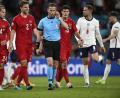 Bild: Andy Rain/dpa
Der niederländische Schiedsrichter Danny Makkelie (blaues Trikot) berät mit dem Video-Assistenten über den entscheidenden Strafstoß-Pfiff im EM-Halbfinale zwischen England und Dänemark. Die Dänen können die Entscheidung nicht fassen.