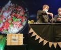 Bild: Wolfgang Steinbacher
Live auf der Bühne im ACC – für die Zuschauer auf der Leinwand im Hintergrund übertragen – kochen Hendrik Meisel und Martin Preuß (von links) mit Fairtrade-Waren ein leckeres Menü.
