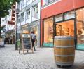 Bild: Gabi Schönberger
Von der Bahnhofstraße in die Max-Reger-Straße: Der Fass-Laden zog in die ehemaligen Geschäftsräume von Bijou Brigitte.