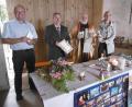 Bild: mma
Dorfsprecher Franz Gottschalk (von links), Bürgermeister Peter Dotzler und Kirchenpflegerin Susanne Lindner (rechts) gratulierten Pater Alfred Linder zum 40. Priesterjubiläum.