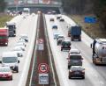 Bild: Soeren Stache/dpa
Die Lücken auf Autobahnen zum Rasen halten sich in engen Grenzen: Geschwindigkeitsbeschränkung von 130 km/h und zum zeitlich eingeschränkten Überholverbot für Lastwagen an der Autobahn A13 nahe der Anschlussstelle zur L74,