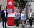 Bild: Sparkasse/exb
Die Eheleute Rudolf und Angela Götz (Mitte) freuen sich über den Geldgewinn. Kundenberater Reinhard Steger (links) und Marktdirektorin Melanie Nowlin (rechts)
gratulierten herzlich.