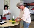 Bild: ubb
Beate Heinrich (links) und Doris Scharl haben alles im Griff. Das Besorgen und Verpacken von Geschenken gehört für die beiden Vorzimmer-Mitarbeiterinnen zum Büroalltag.