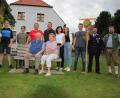 Bild: kro
Jubilar Lorenz Betzl (sitzend mit seiner Frau Maria) mit Familie und den Gratulanten, darunter Willi Müller (links) von der Ernestgrüner Blasmusik, sowie (von rechts) Stefan Zant (Schützenverein Ringelstein Ottengrün) und Norbert Scharnagl (Feuerwehr Ottengrün).