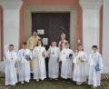Bild: gi
Pfarrer Udo Klösel hielt erstmals die Erstkommunionfeier in Moosbach in der Wieskirche. Den Kommunionkindern gratulierte auch Lehrerin Anja Scharnagl.