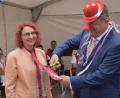 Bild: bö
Fast wie am Unsinnigen Donnerstag: Zur Feier des Tages durfte Peter Braun die Faschingskrawatte von Simone Fleischmann abschneiden - sonst ist es ja umgekehrt.
